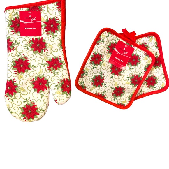4 Pcs Poinsettia Christmas Decor, 2~Pot Holders & 1~Oven Mitts & 1~Placemat - Picture 3 of 5